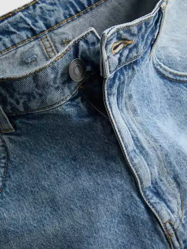 Keskikorkeat, väljät denimshortsit