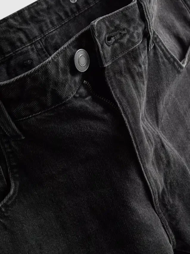 Keskikorkeat, väljät denimshortsit