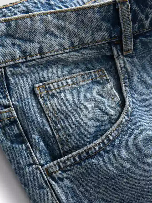 Keskikorkeat, väljät denimshortsit
