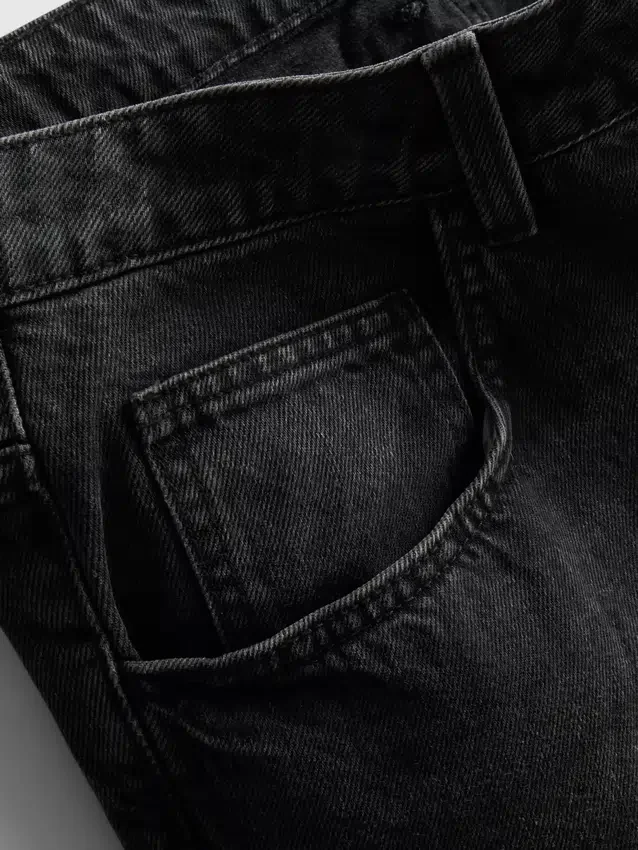 Keskikorkeat, väljät denimshortsit