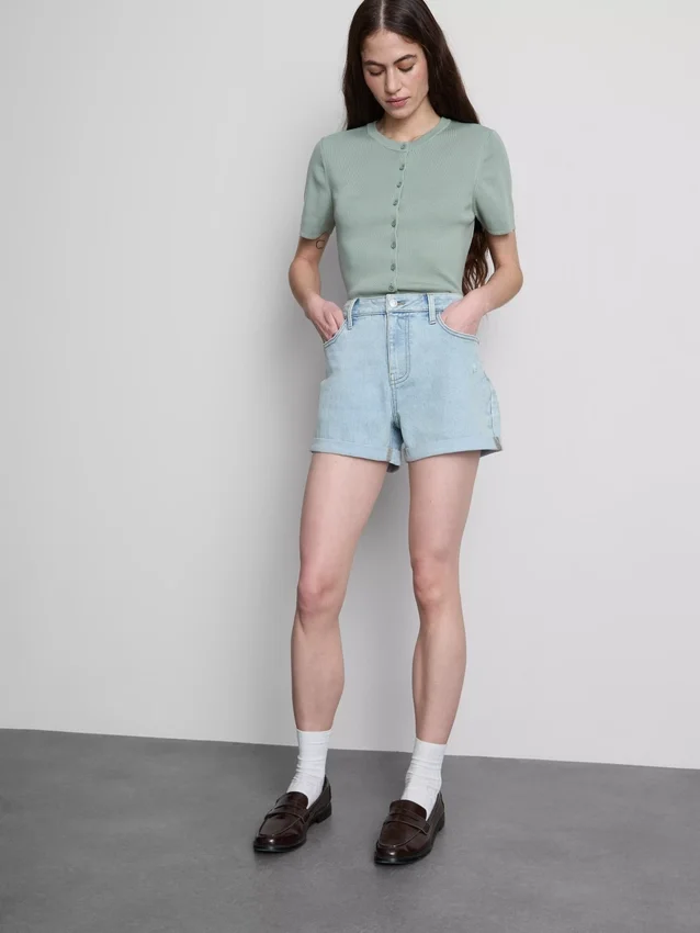 Keskikorkeat, ylös käännettävät denimshortsit