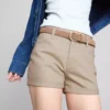Keskikorkeat, ylös käännettävät denimshortsit