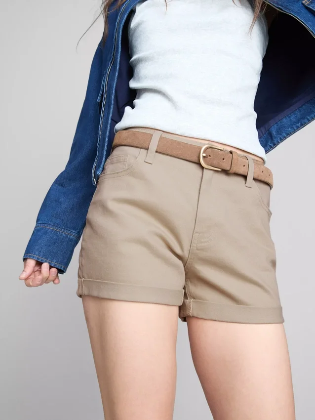 Keskikorkeat, ylös käännettävät denimshortsit