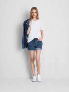 Keskikorkeat, ylös käännettävät denimshortsit