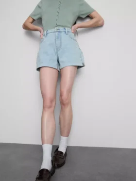 Keskikorkeat, ylös käännettävät denimshortsit