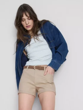 Keskikorkeat, ylös käännettävät denimshortsit