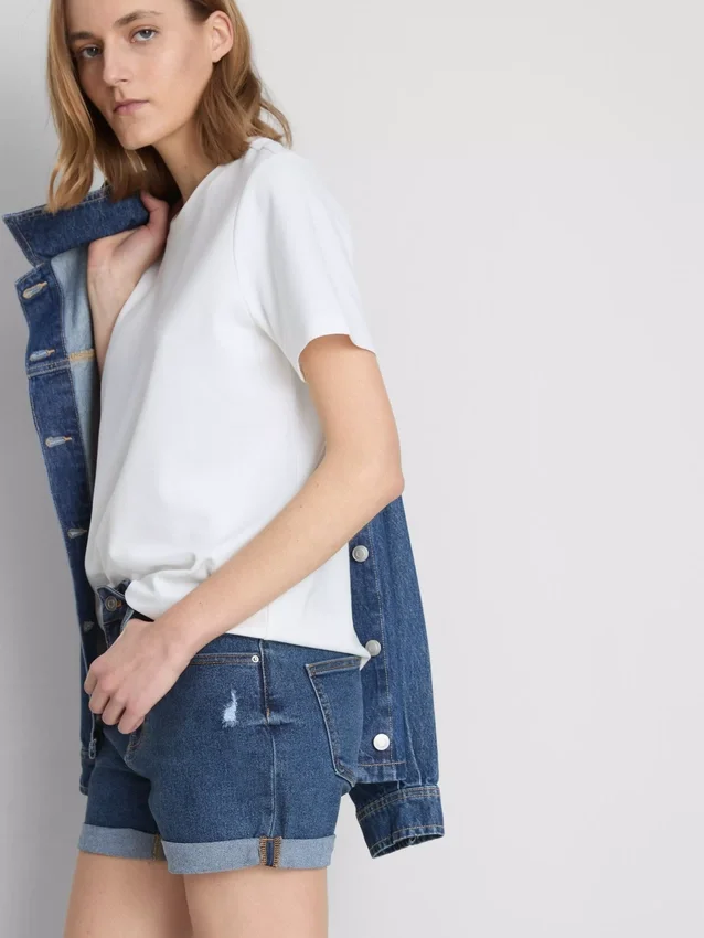 Keskikorkeat, ylös käännettävät denimshortsit