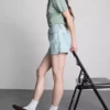 Keskikorkeat, ylös käännettävät denimshortsit