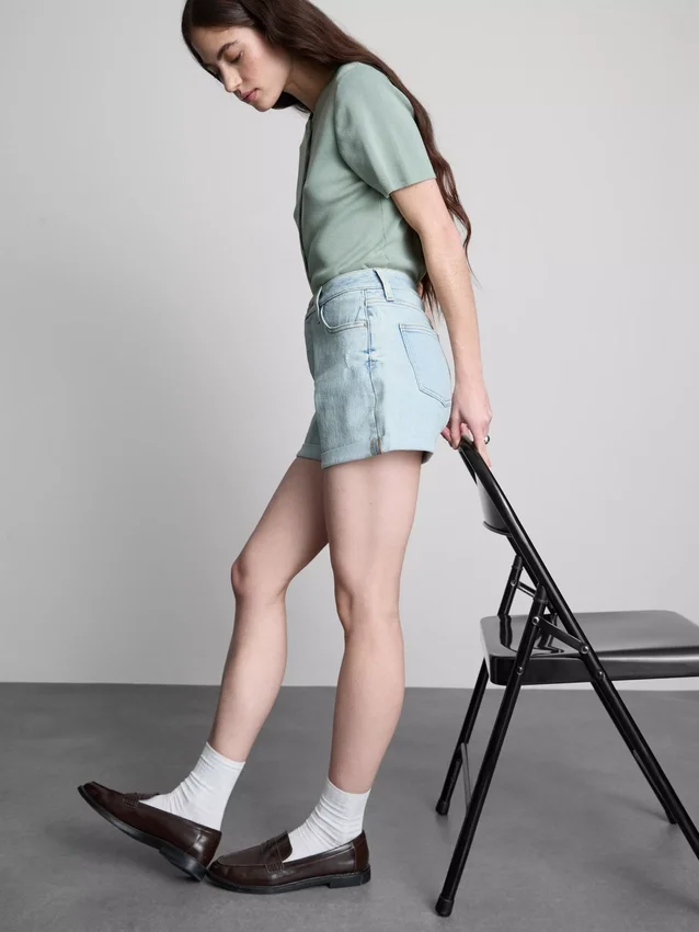 Keskikorkeat, ylös käännettävät denimshortsit