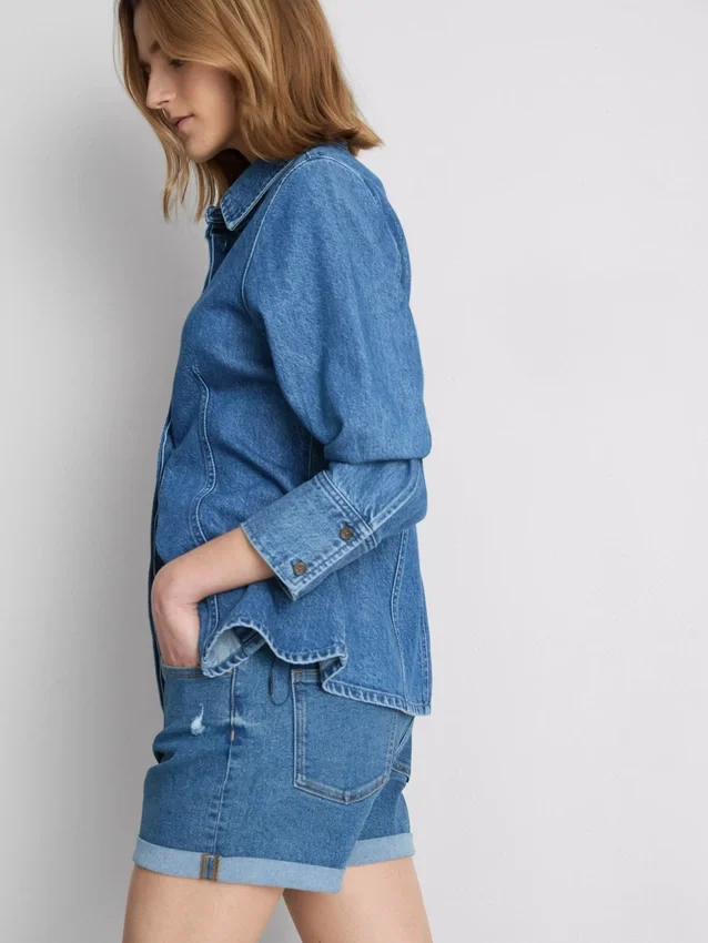 Keskikorkeat, ylös käännettävät denimshortsit