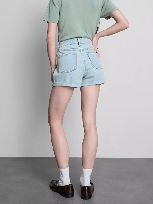 Keskikorkeat, ylös käännettävät denimshortsit