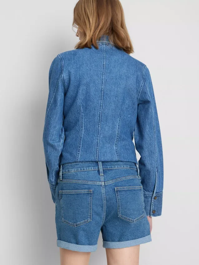 Keskikorkeat, ylös käännettävät denimshortsit