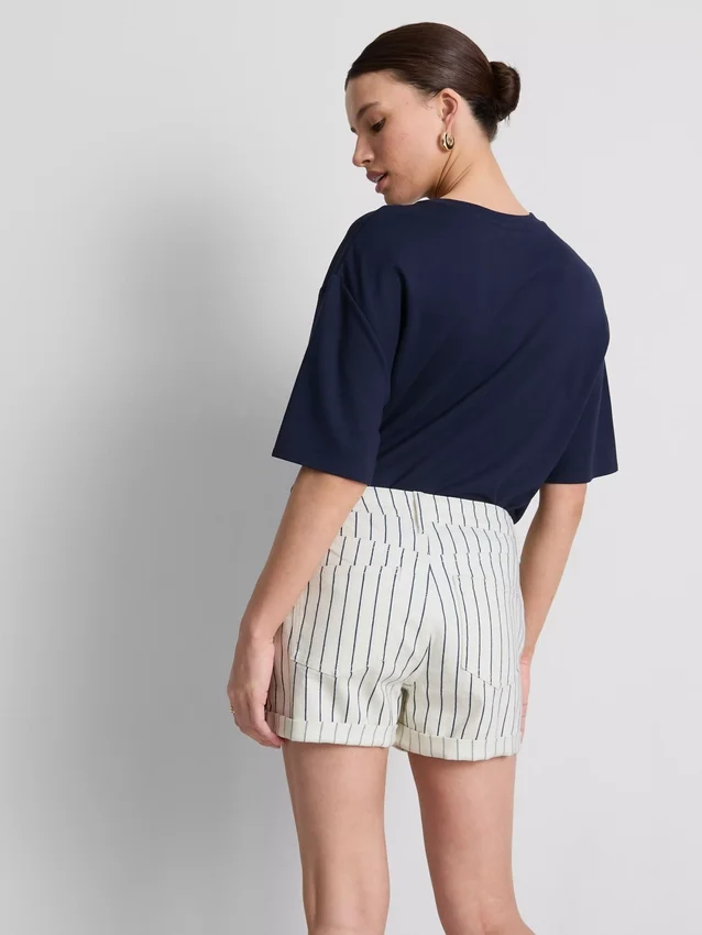 Keskikorkeat, ylös käännettävät denimshortsit