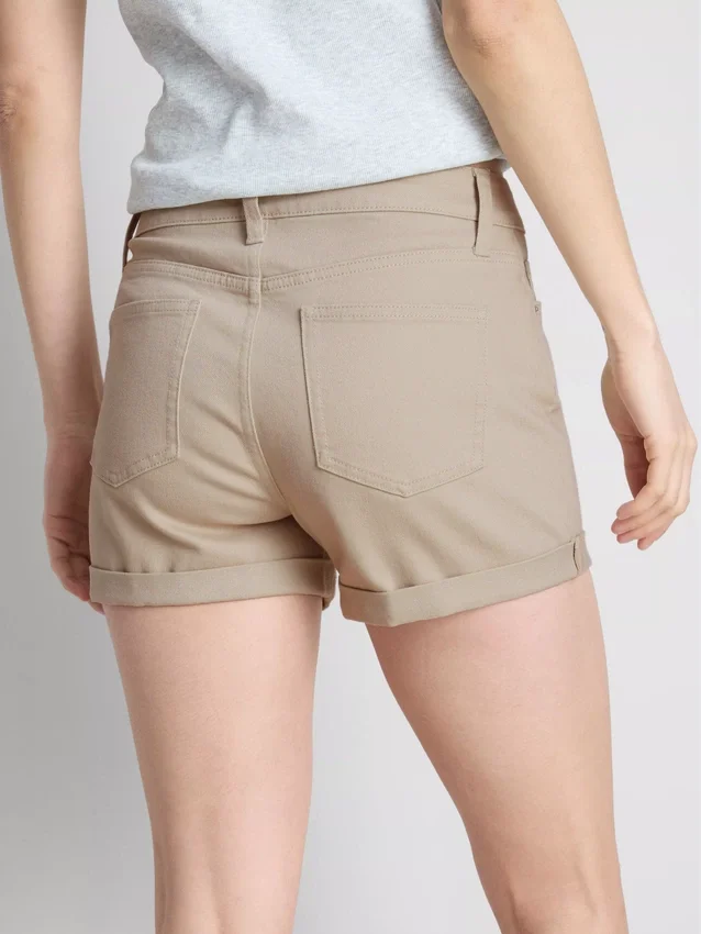 Keskikorkeat, ylös käännettävät denimshortsit