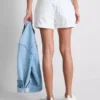 Keskikorkeat, ylös käännettävät denimshortsit