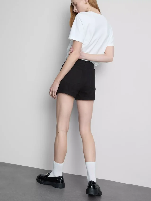 Keskikorkeat, ylös käännettävät denimshortsit