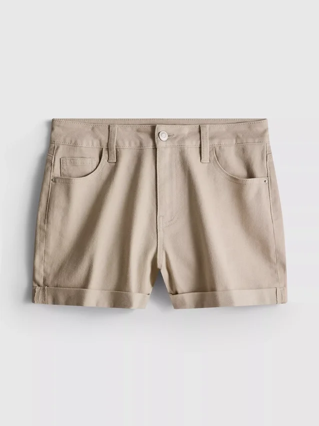Keskikorkeat, ylös käännettävät denimshortsit