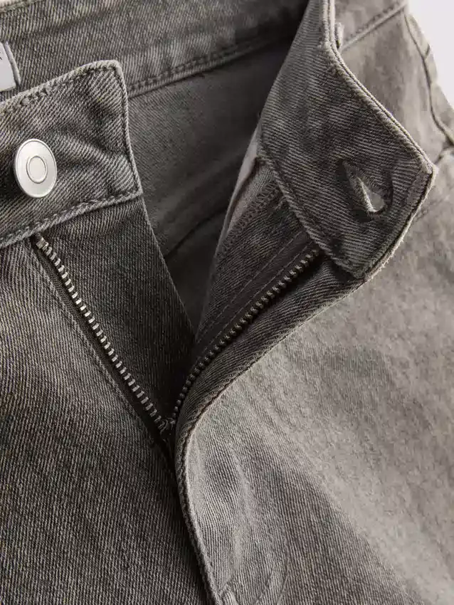 Keskikorkeat, ylös käännettävät denimshortsit