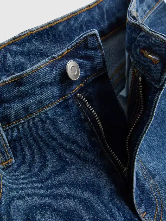 Keskikorkeat, ylös käännettävät denimshortsit