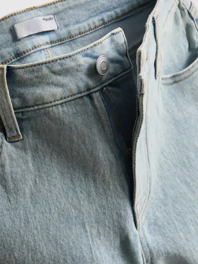 Keskikorkeat, ylös käännettävät denimshortsit