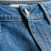 Keskikorkeat, ylös käännettävät denimshortsit