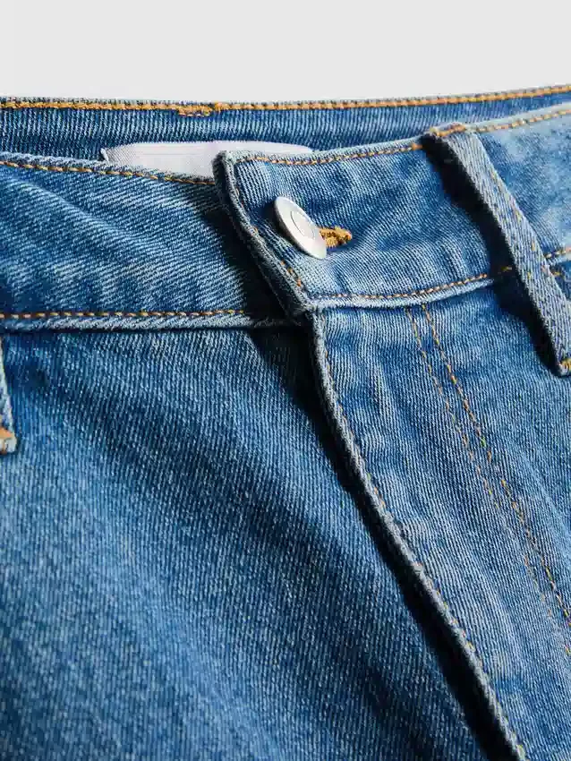 Keskikorkeat, ylös käännettävät denimshortsit