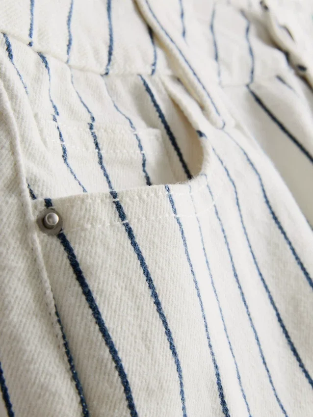 Keskikorkeat, ylös käännettävät denimshortsit