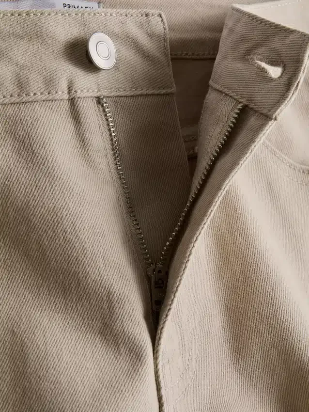 Keskikorkeat, ylös käännettävät denimshortsit