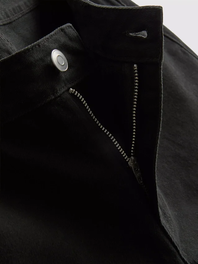 Keskikorkeat, ylös käännettävät denimshortsit