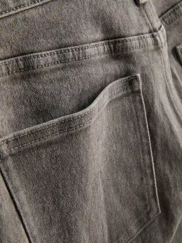 Keskikorkeat, ylös käännettävät denimshortsit
