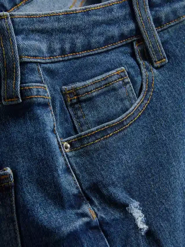 Keskikorkeat, ylös käännettävät denimshortsit