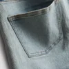 Keskikorkeat, ylös käännettävät denimshortsit