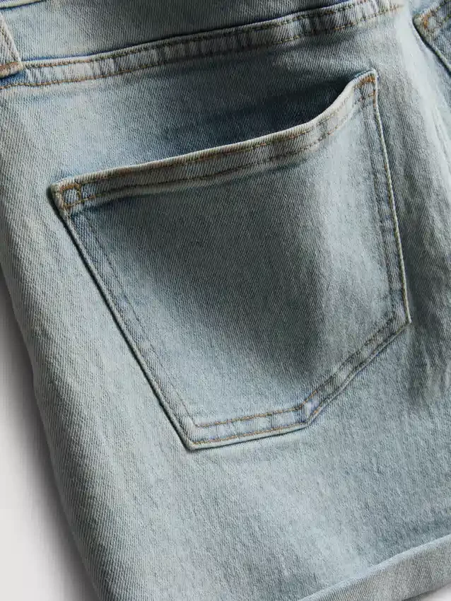 Keskikorkeat, ylös käännettävät denimshortsit