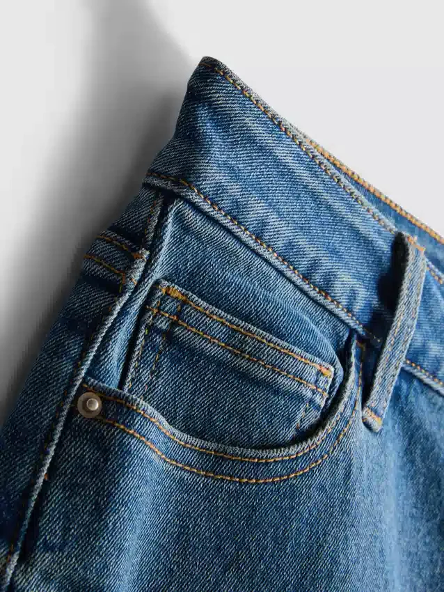 Keskikorkeat, ylös käännettävät denimshortsit