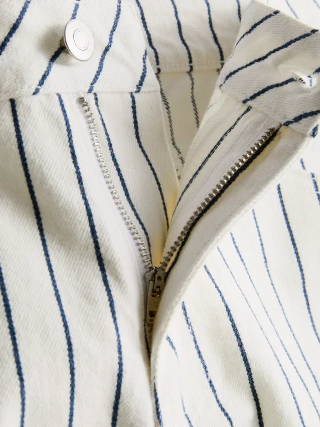 Keskikorkeat, ylös käännettävät denimshortsit