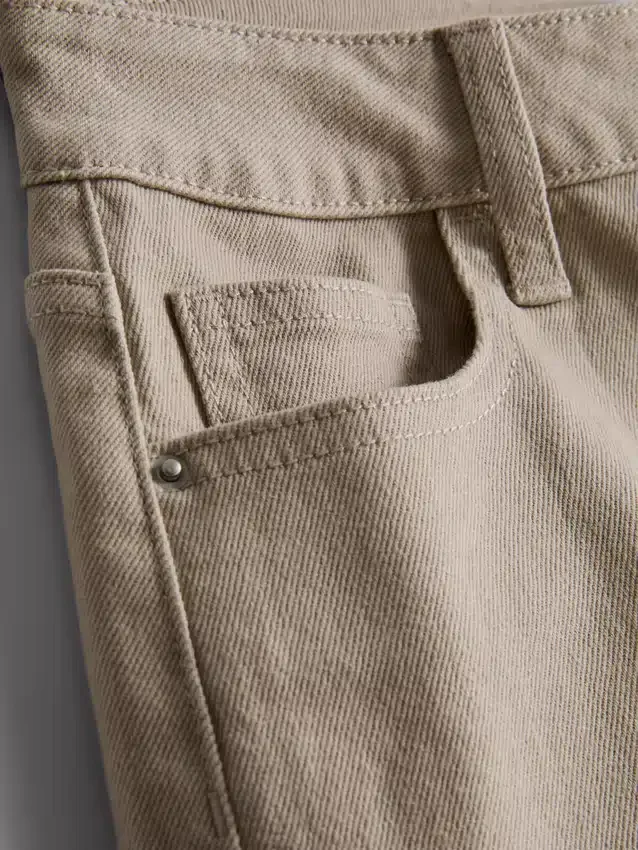 Keskikorkeat, ylös käännettävät denimshortsit