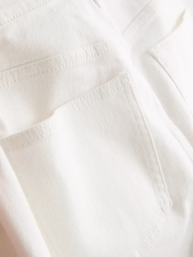 Keskikorkeat, ylös käännettävät denimshortsit