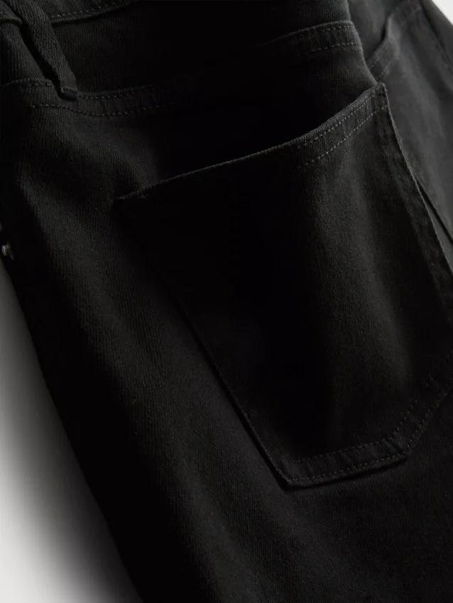 Keskikorkeat, ylös käännettävät denimshortsit