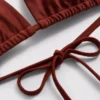 Ketjulla koristeltu kolmiomainen bikiniliivi
