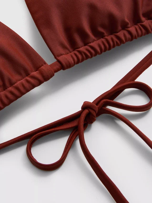 Ketjulla koristeltu kolmiomainen bikiniliivi