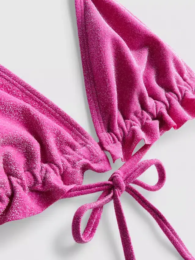 Kimalteleva, röyhelöinen kolmiomallinen bikiniliivi
