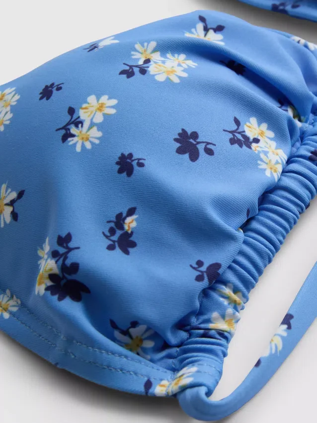 Kolmiomainen, sivuilta solmittava bikinisetti