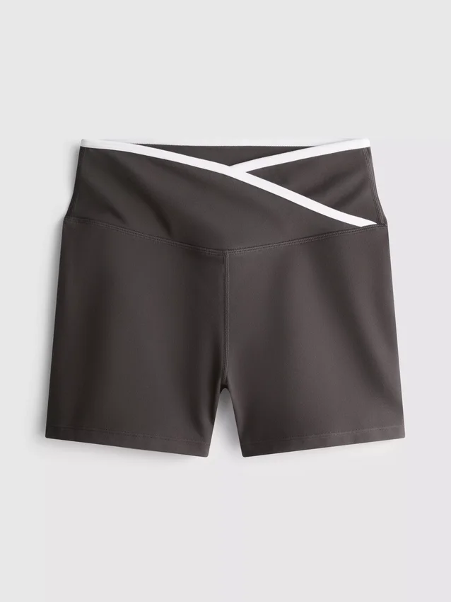 Kontrastiset ristikkäiset urheilushortsit