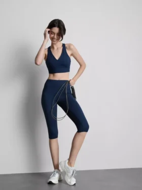 Korkeavyötäröiset, sileät ja tukevat capri-leggingsit