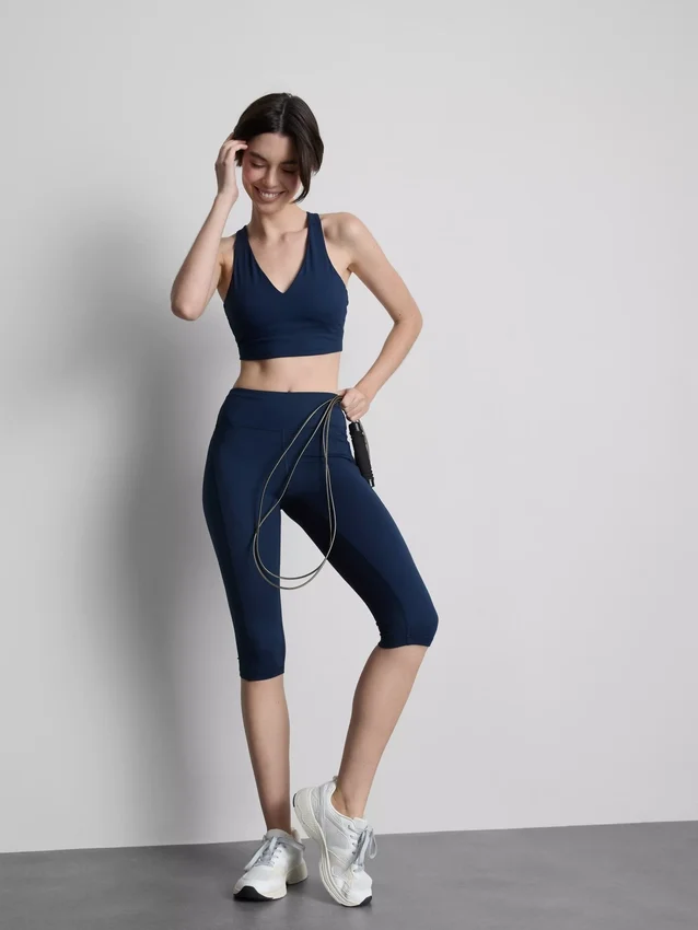 Korkeavyötäröiset, sileät ja tukevat capri-leggingsit