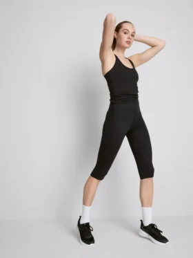 Korkeavyötäröiset, sileät ja tukevat capri-leggingsit