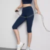 Korkeavyötäröiset, sileät ja tukevat capri-leggingsit