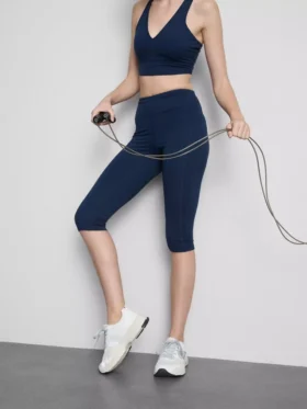 Korkeavyötäröiset, sileät ja tukevat capri-leggingsit