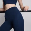 Korkeavyötäröiset, sileät ja tukevat capri-leggingsit