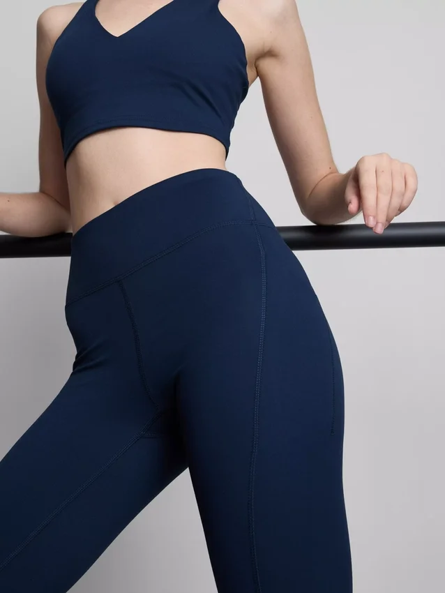 Korkeavyötäröiset, sileät ja tukevat capri-leggingsit